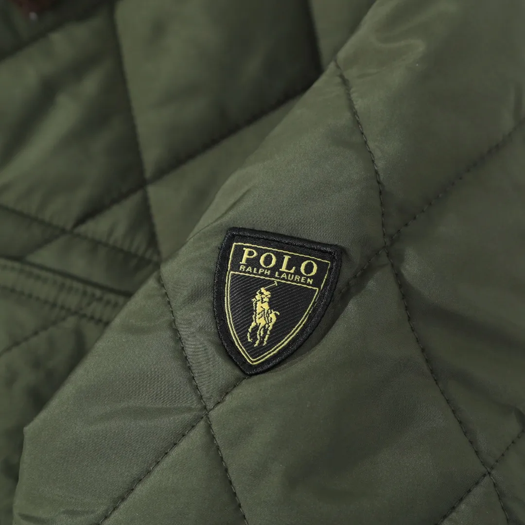 P370 #R50 Ralph Lauren/Ralph Lauren classic old money style workwear rhombus retro cotton jacket. Inspired by retro workwear, it reshapes the contemporary British style. Imported machine-pressed diamond quilting technology, every quilting line is accurately aligned, and the details are full of ingenuity; three-dimensional tailoring creates a neat H-shaped silhouette, and it can still remain light and straight when worn in multiple layers in autumn and winter. Customized metal buttons, low-key embellished textured corduroy lapel design, full of retro atmosphere, 37.5° temperature control black technology, breathable and moisture-proof, locks in temperature and sweat, waterproof and snow-proof fabric, no fear of bad weather, anti-run cotton patented technology, warm and soft, long-wearing without deformation, five high-end colors: navy | khaki | black | green | brown, easily suitable for commuting, leisure, and travel. Wearing one piece gives off a calm temperament of "old money style", and you can have both style and warmth in low-temperature weather.  Color: Navy blue, black, khaki, military green, brown Size: S M L